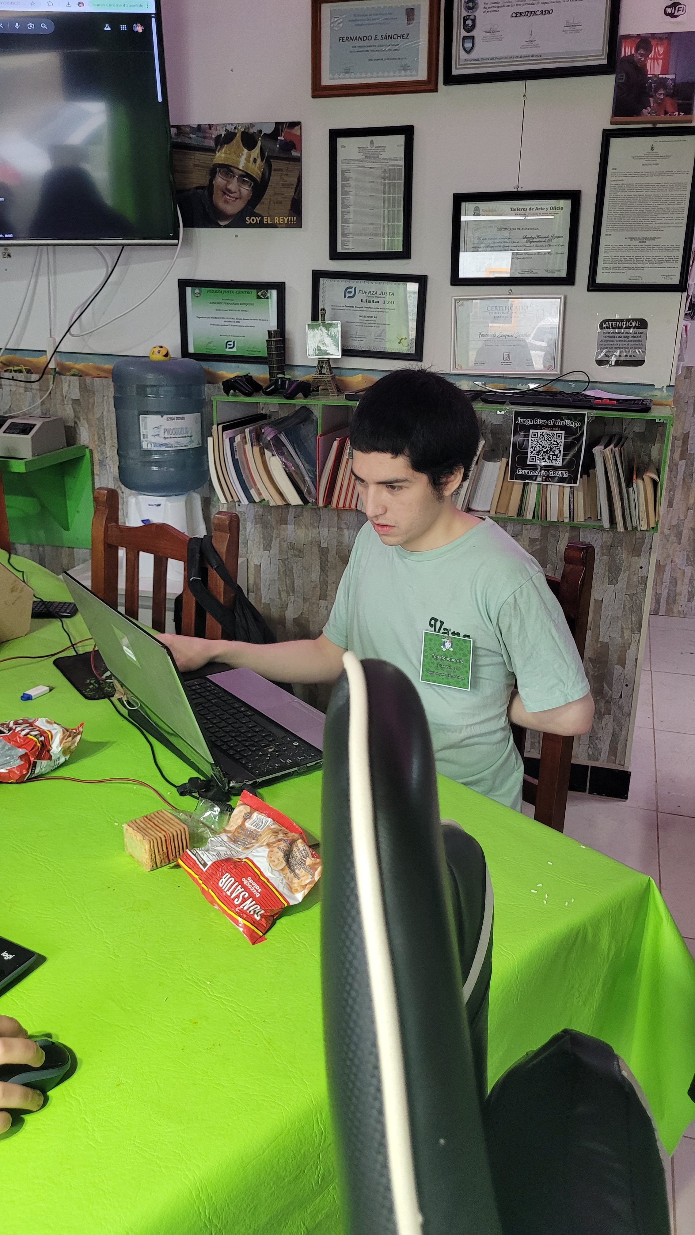 El Profe Brian aprendió a bajar Música en un Pendrive